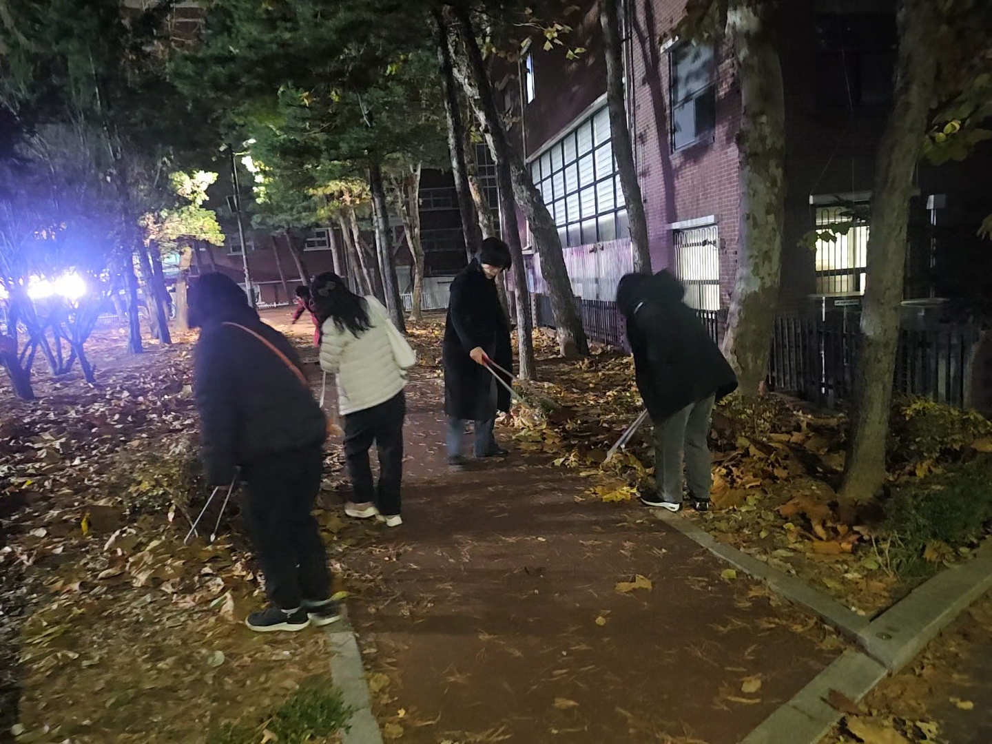 연수구 연수2동 통장자율회는 지난달 25일 쾌적하고 살기 좋은 동네 조성을 위한 환경정화 캠페인 모두 함께 줍깅을 실시했다